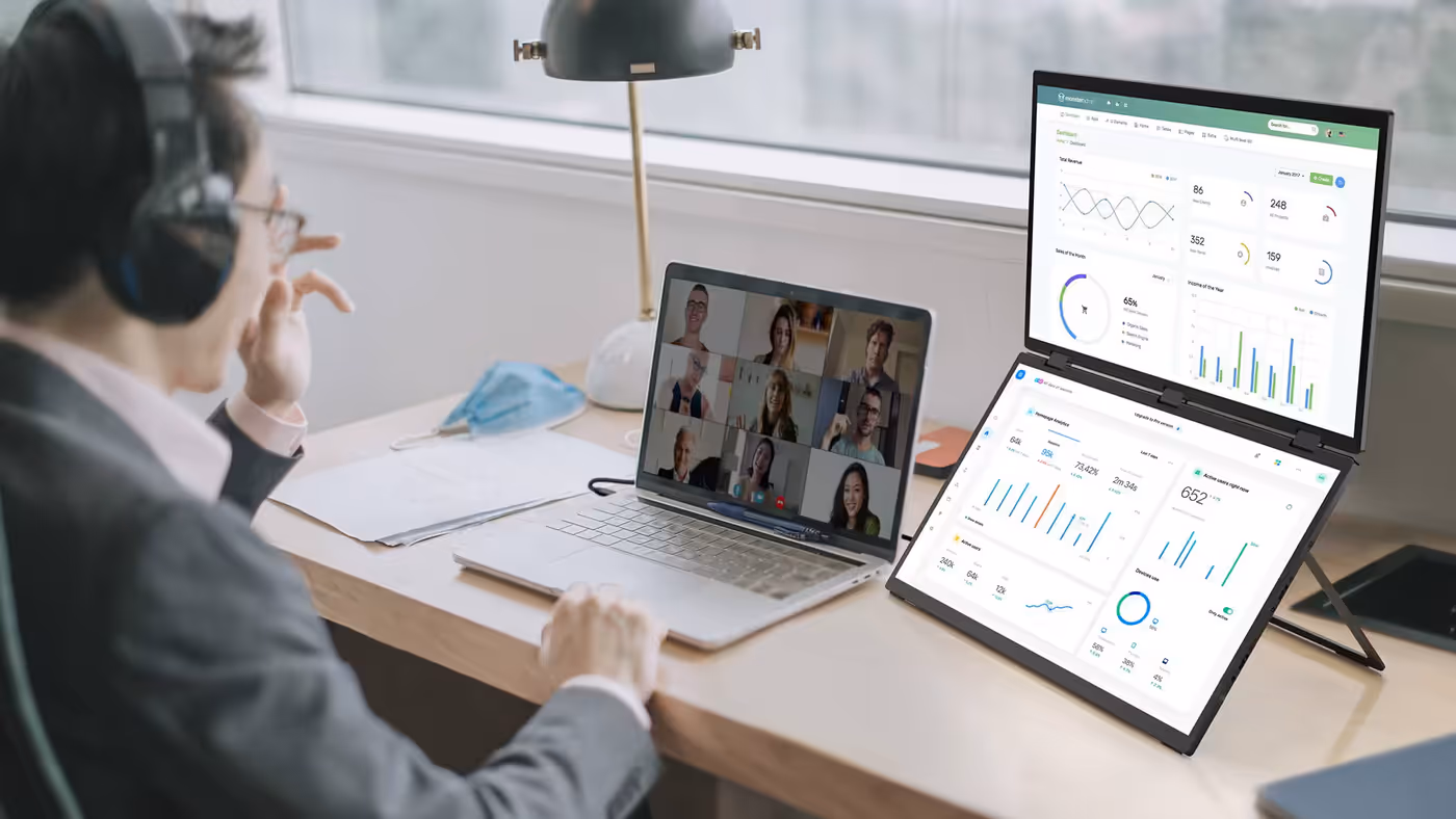 Stacked monitor design reducing neck strain and rotation