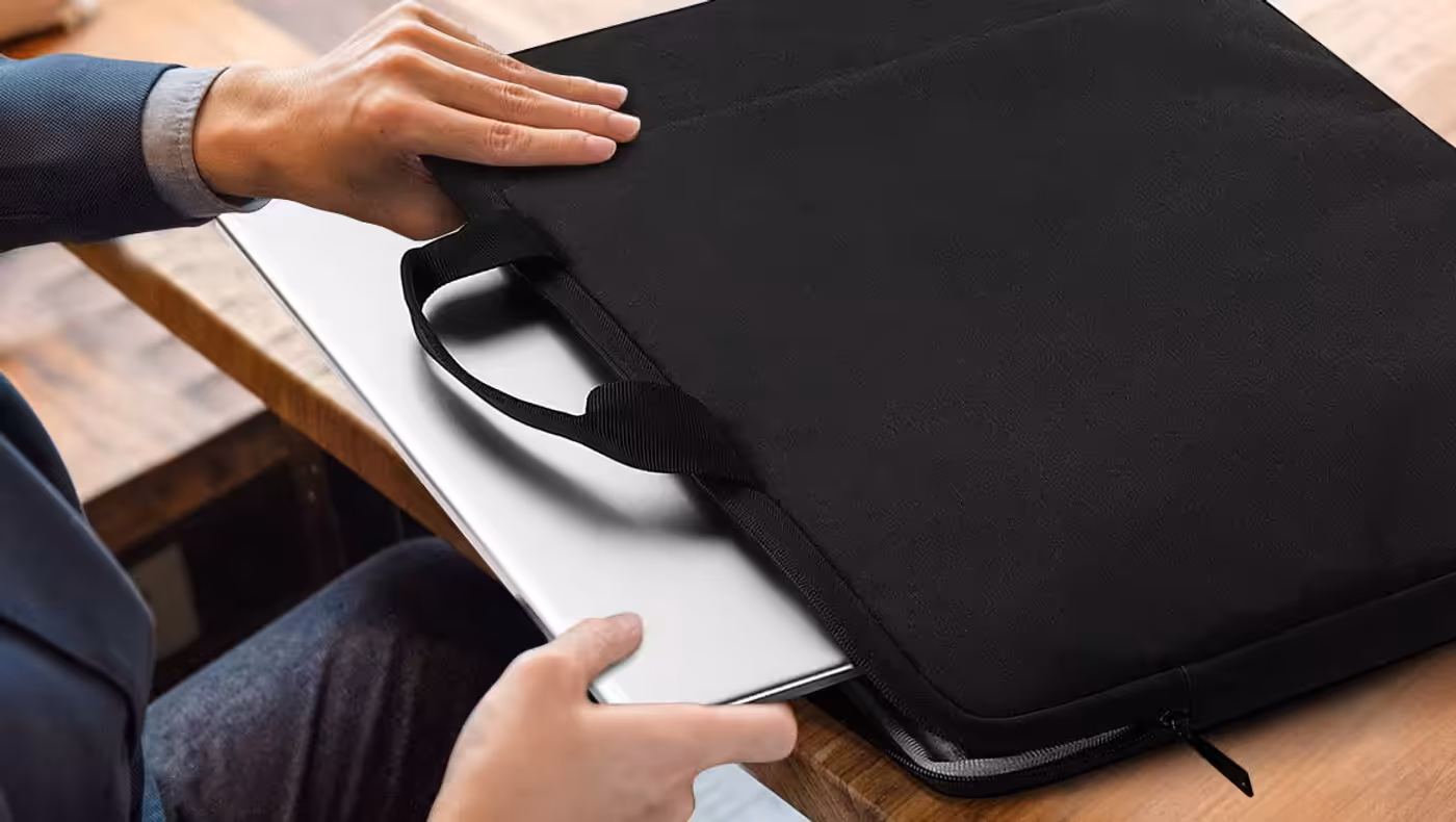 Full zipper opening on the UBag laptop carrying case