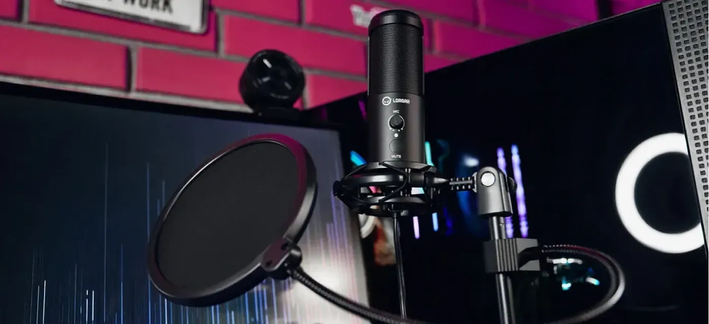 USB microphone with plug-and-play connectivity and headphone connection