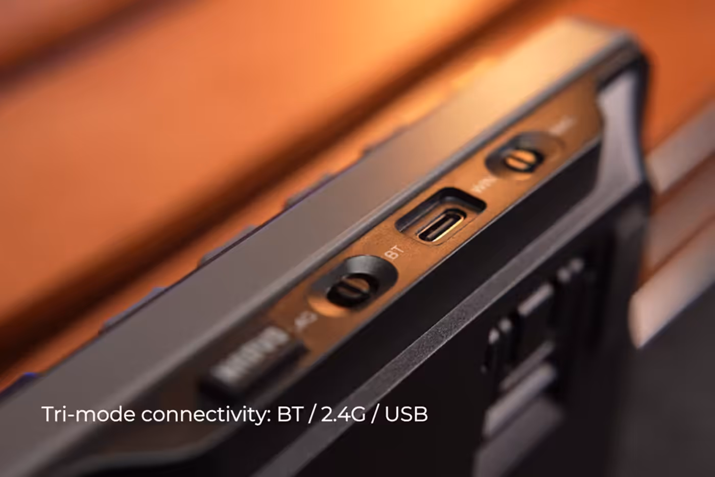 Demonstration of tri-mode connectivity options including Wired, 2.4G Wireless, and Bluetooth