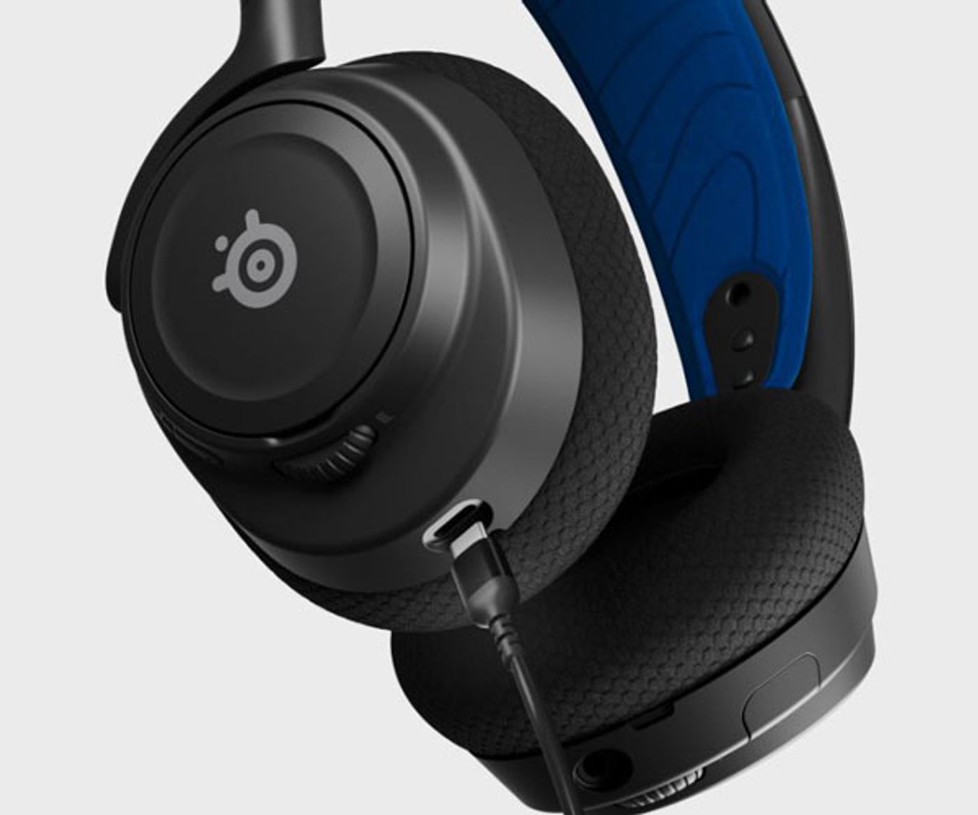 Arctis Nova 7P headset highlighting USB-C fast charging capabilities
