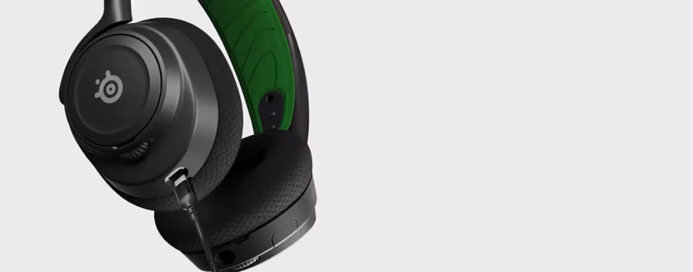 USB-C charging port on the Arctis Nova 7X earcup