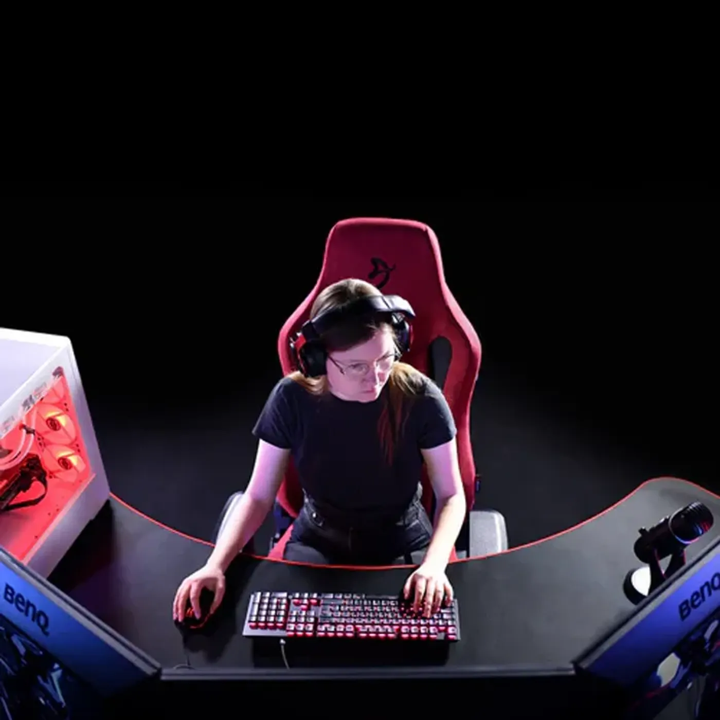Ergonomic desktop for gaming with multiple monitors and peripherals