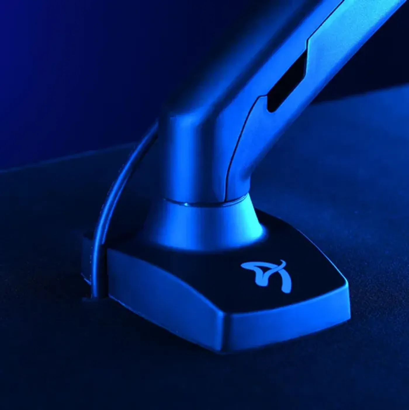 Monitor attachment points with cutouts for triple monitor setup
