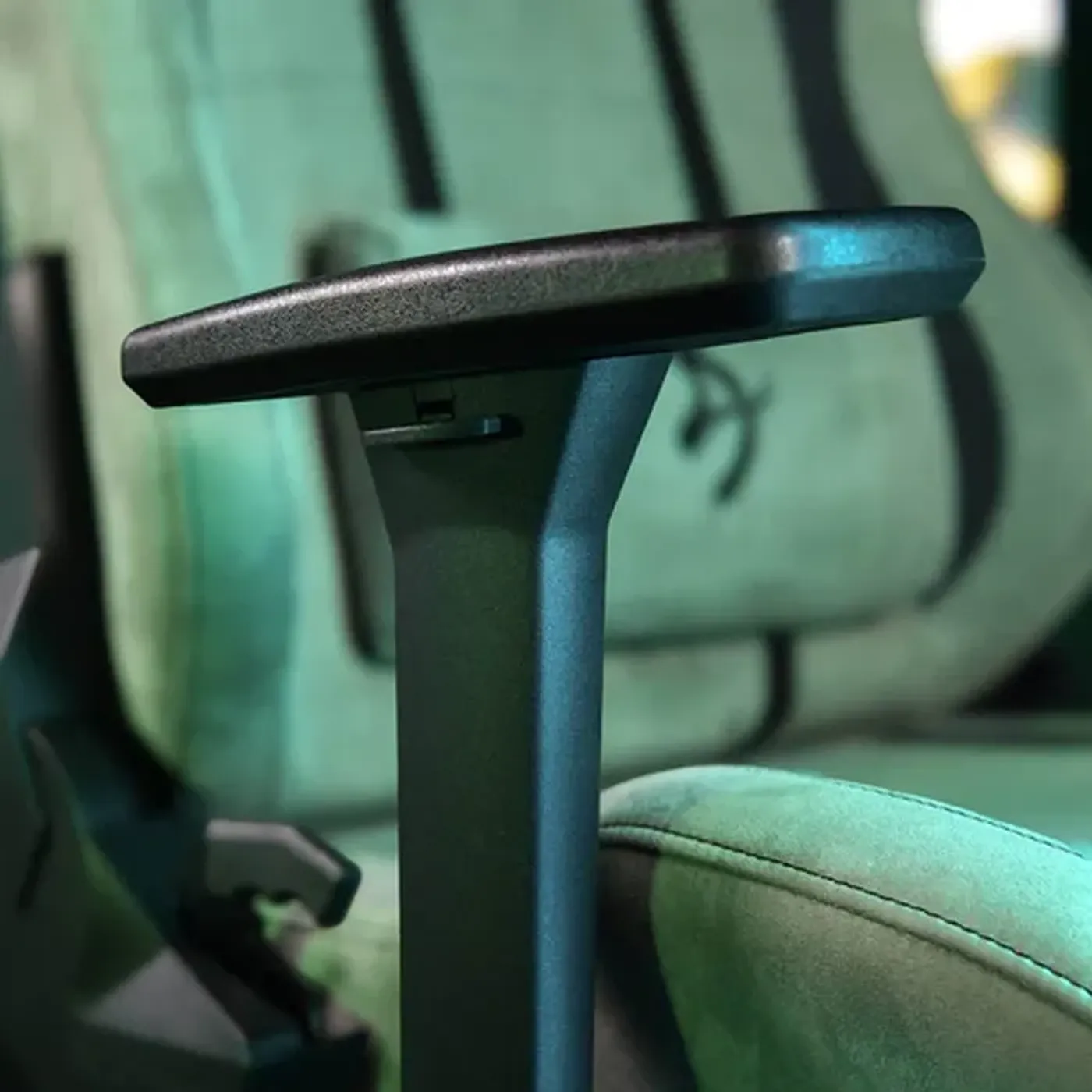 3D adjustable armrests on Torretta Supersoft Gaming Chair
