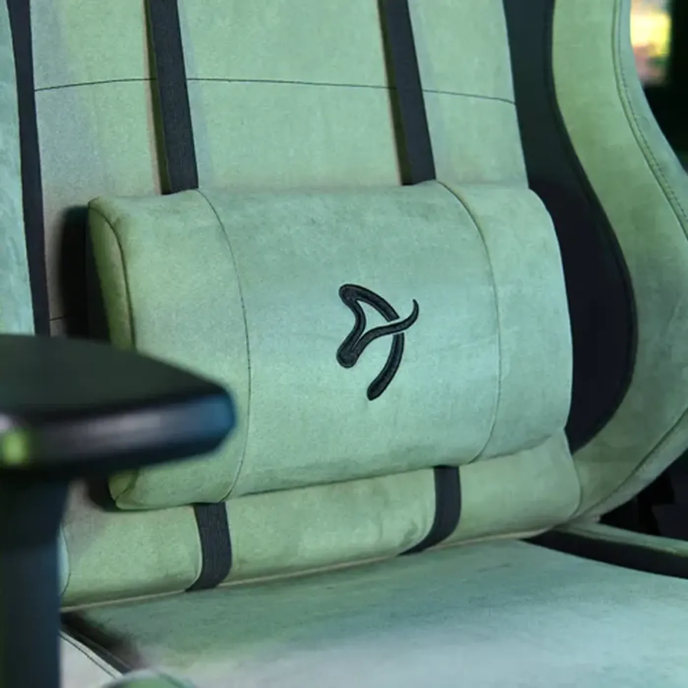 Lumbar support pillow on Torretta Supersoft Gaming Chair