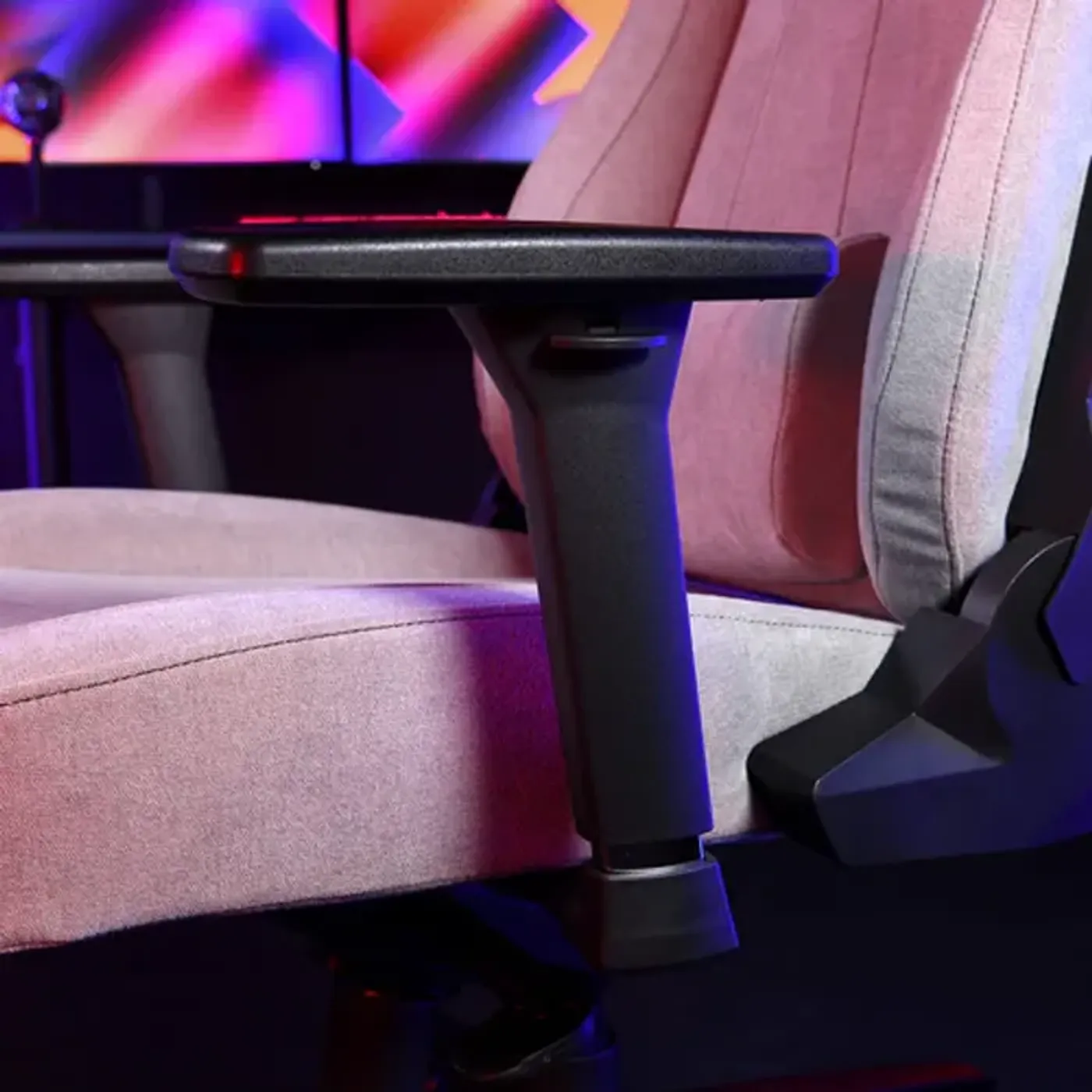 Adjustable 3D armrests on Vernazza Gaming Chair