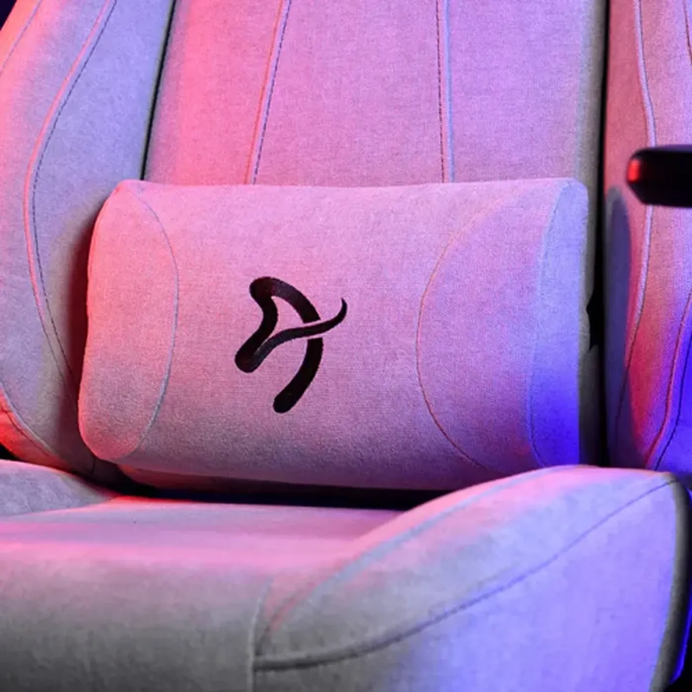 Lumbar support pillow on Vernazza Gaming Chair