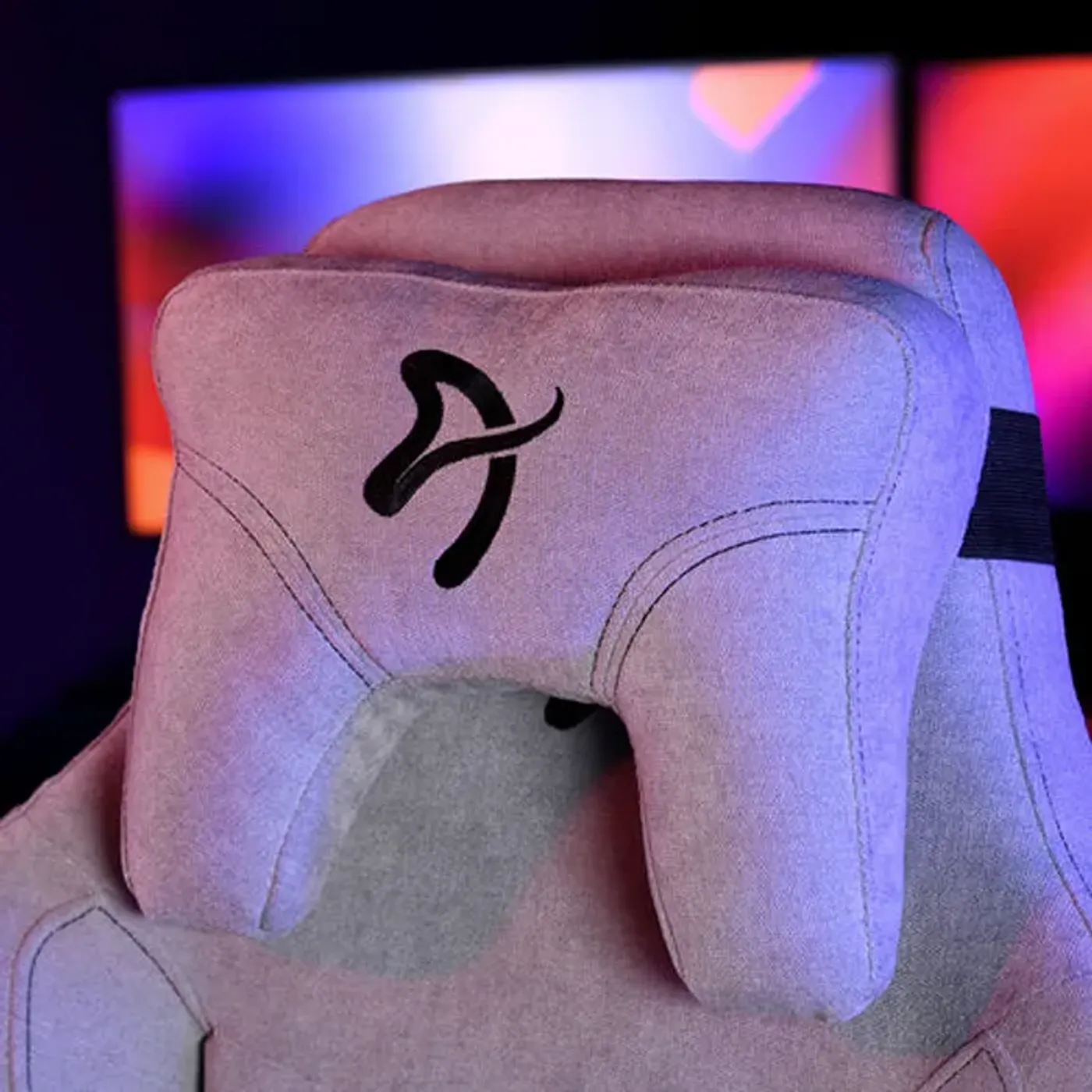 Neck support pillow on Vernazza Gaming Chair