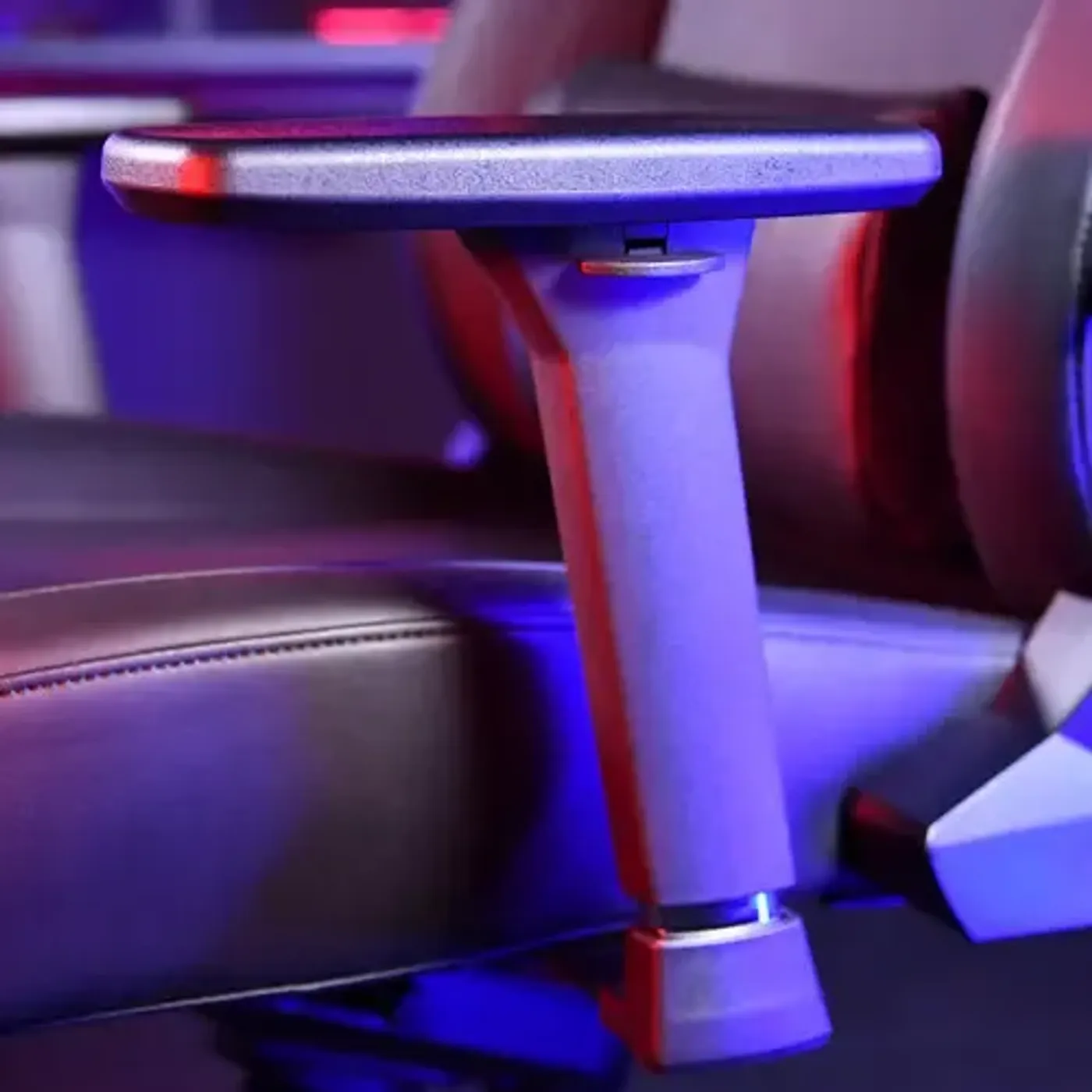 Vernazza 3D adjustable armrests closeup