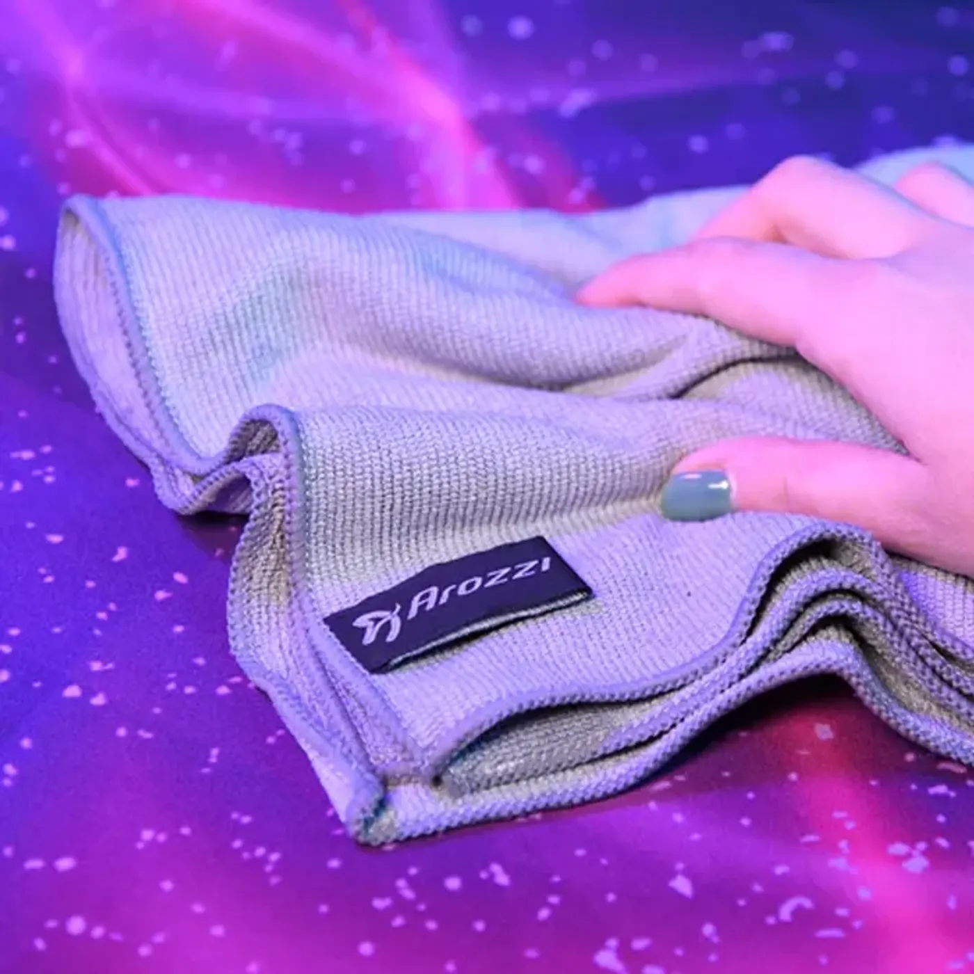 Water-resistant microfiber floor pad for easy maintenance