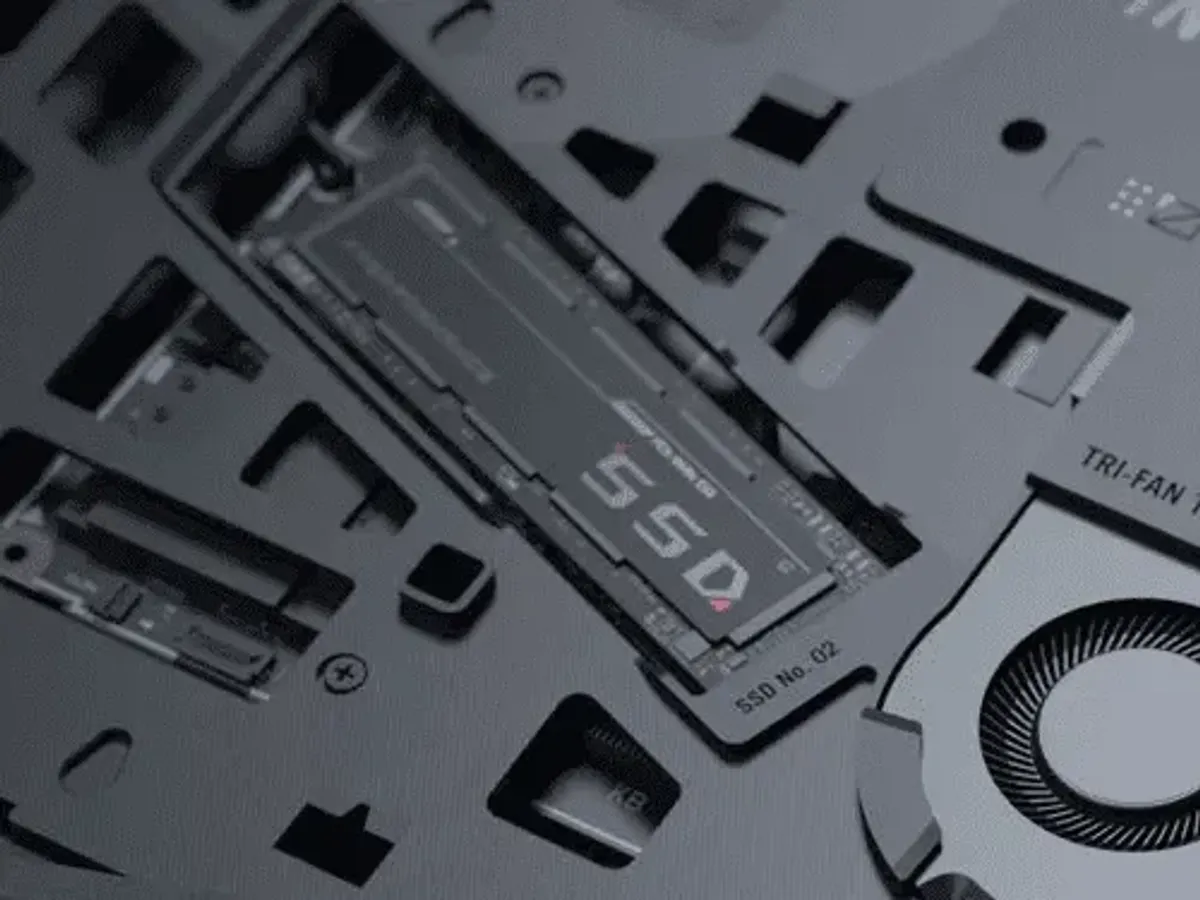 Storage upgrade section showing PCIe Gen 4 support and Q-latch tool-less mounting mechanism