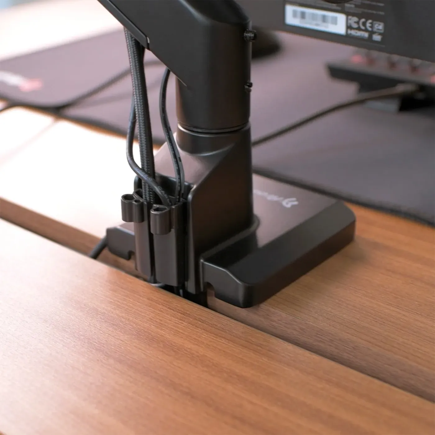 Split tabletop design showing the 1.65 inch adjustable gap