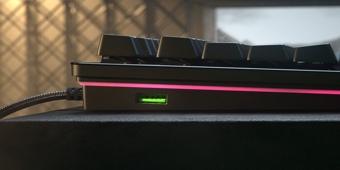 The magnetic plush leatherette wrist rest positioned in front of the Huntsman V2 Analog