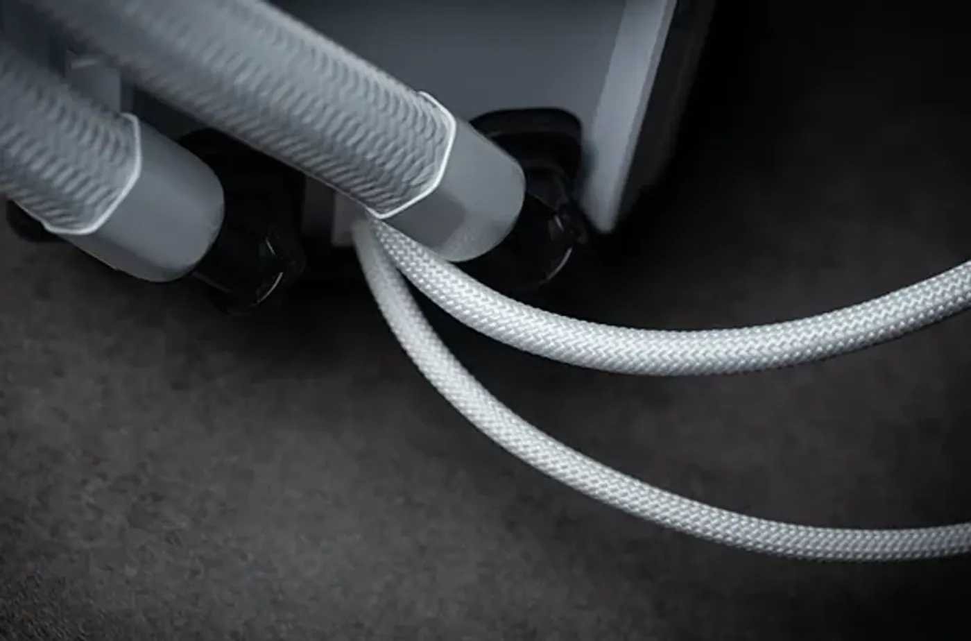 TUF Gaming LC III 360 ARGB White Edition braided cable