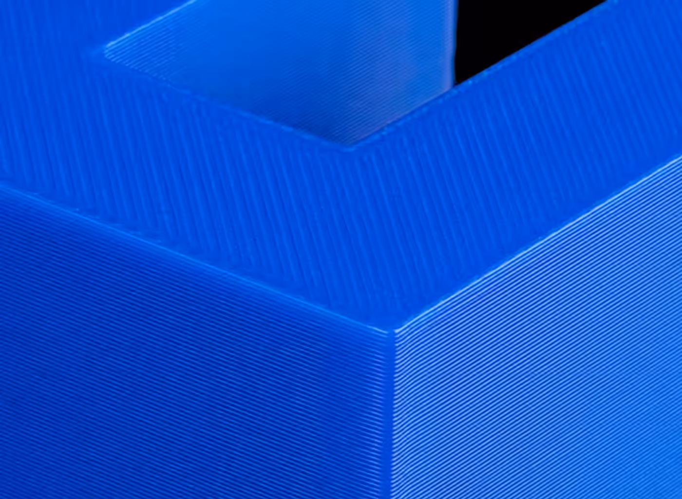 Active vibration compensation system reducing ringing and ghosting for crisp prints