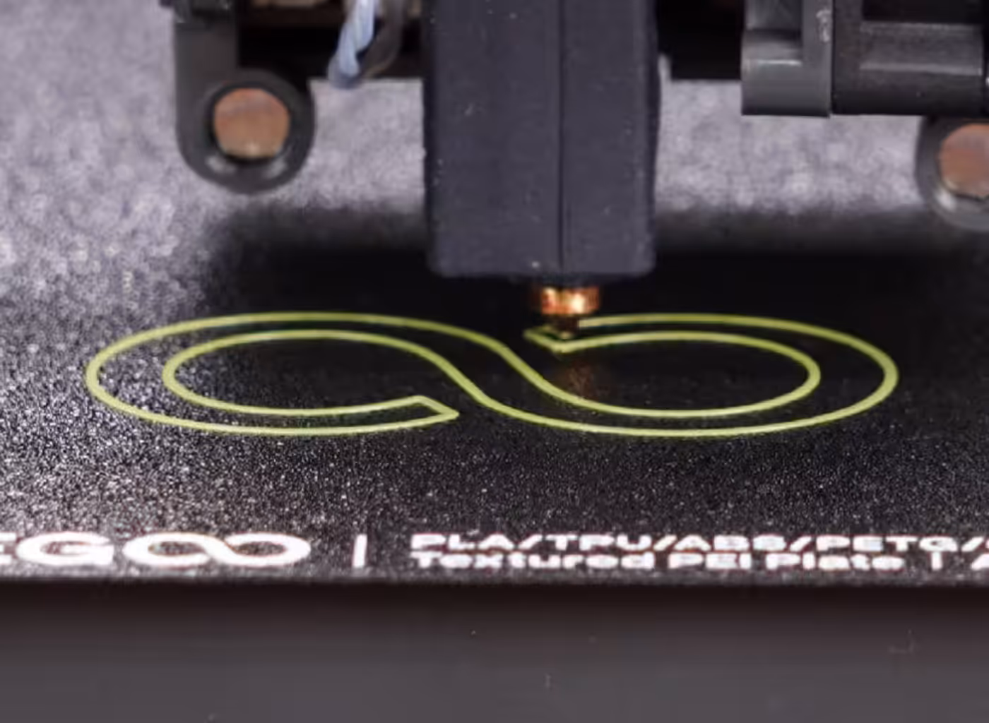 Pressure advance calibration for smooth surfaces and controlled extrusion flow