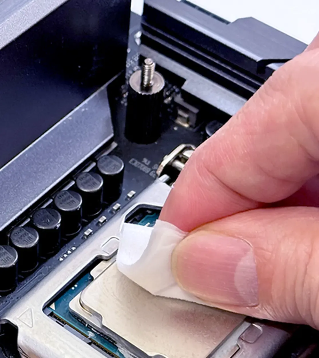 Cooling system cleaning cloth for thermal paste application