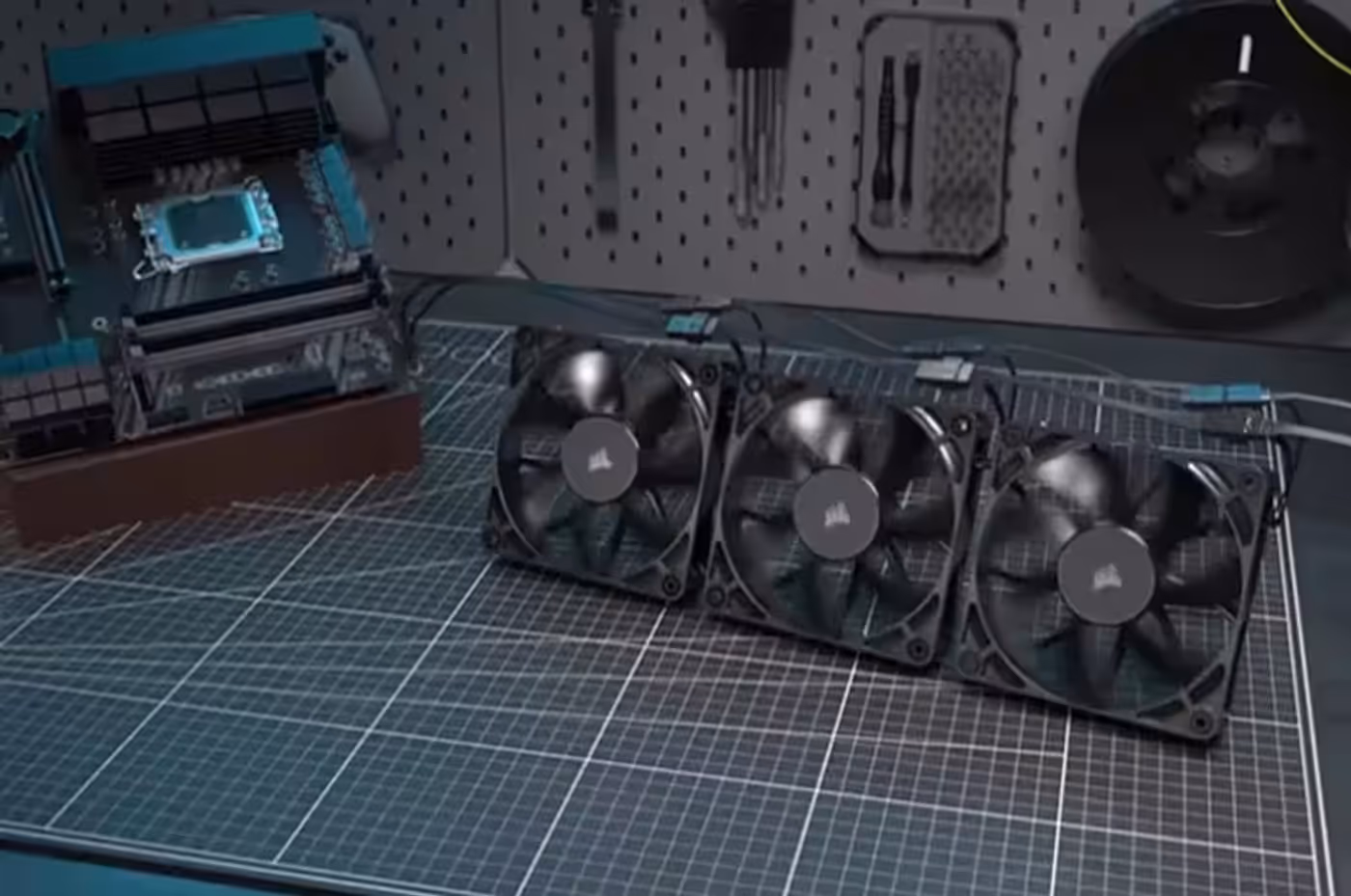 Daisy-chained RS fans connected through one 4-pin PWM header