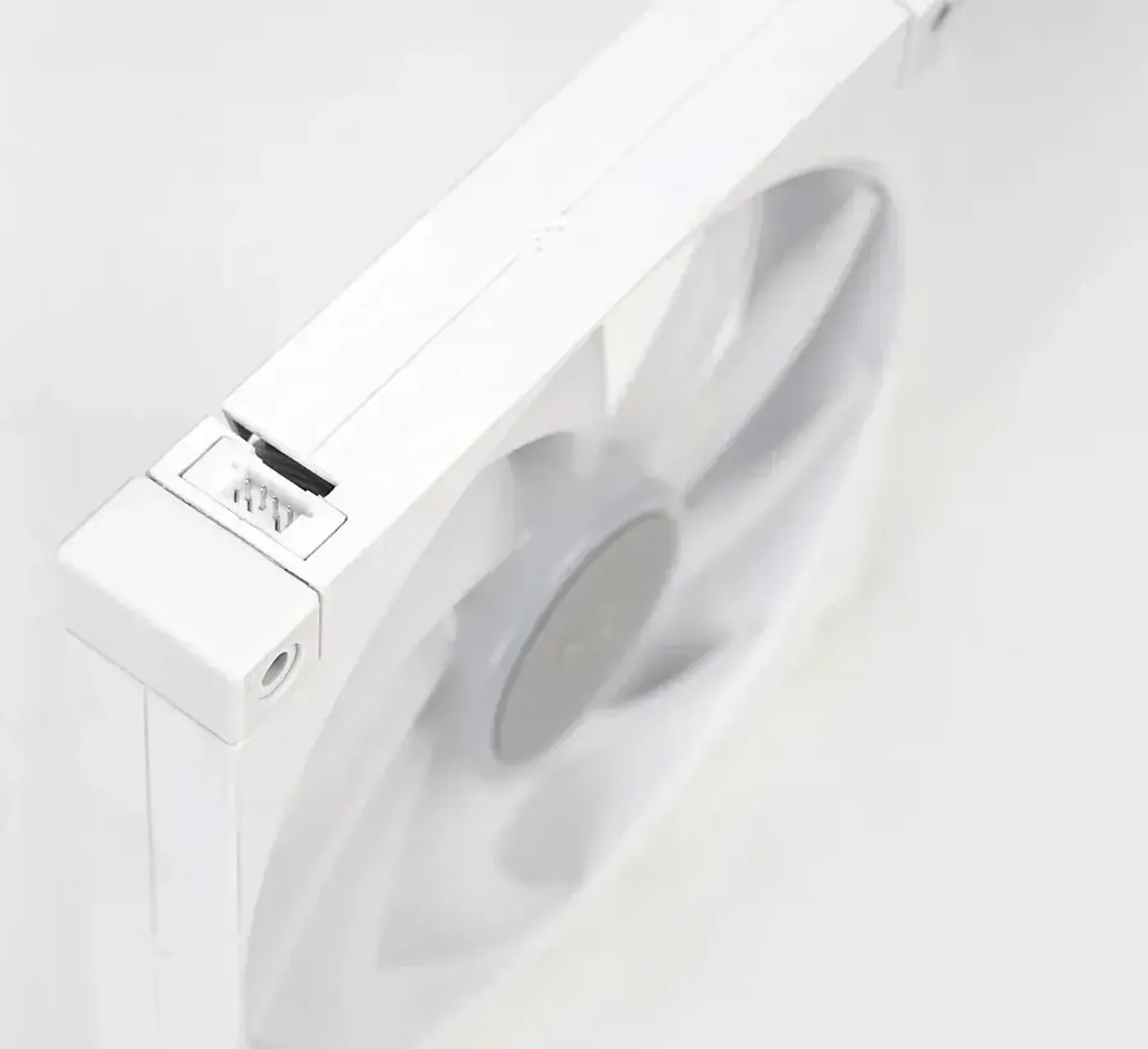 Upgraded block-shaped 8-pin connectors on the Deepcool FD14 fan frames