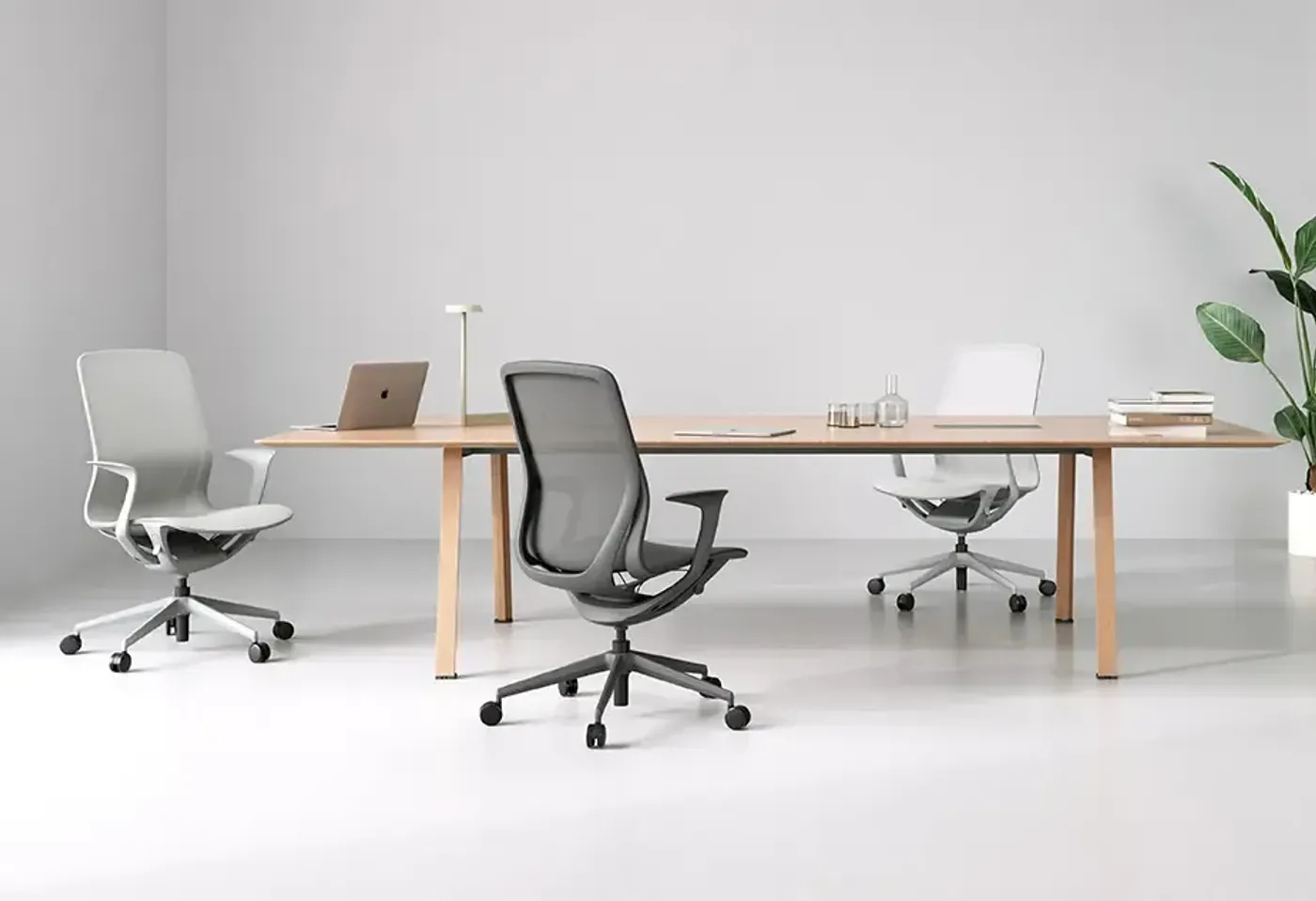 Enova Aria Ver.2 in dark grey showing the mesh seat and backrest together