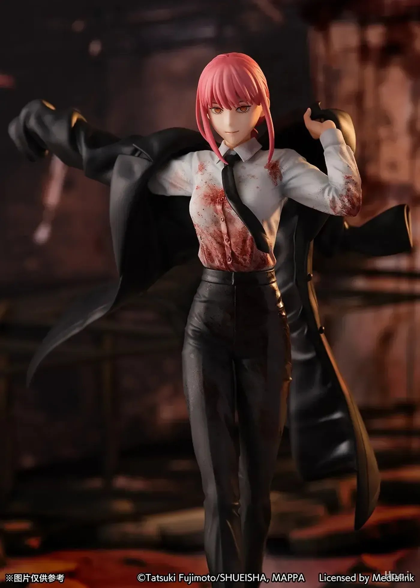 Makima 1/7 figure showing the pose and detailed base together