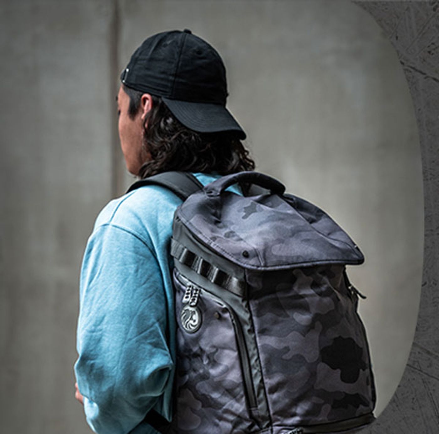 Evetech ROGUE laptop backpack being worn while travelling