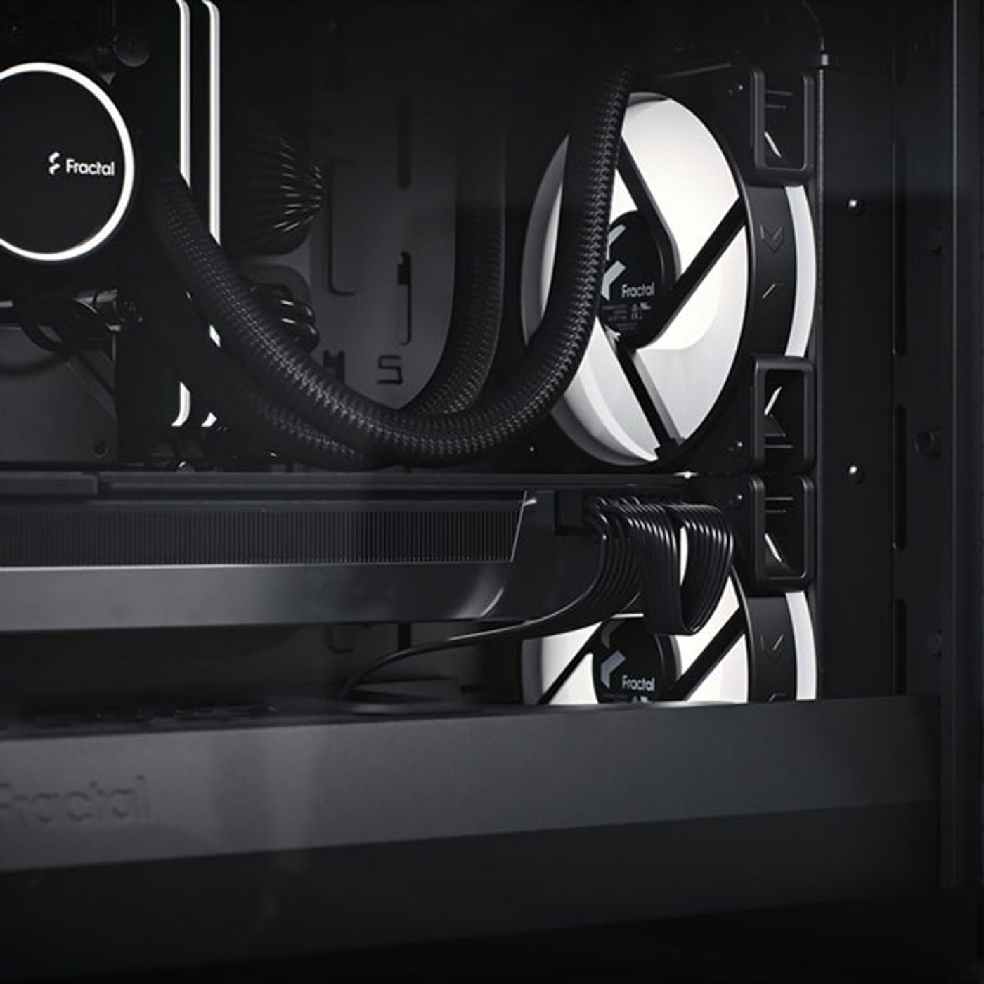 Internal hardware layout highlighting ample GPU support and fan placement