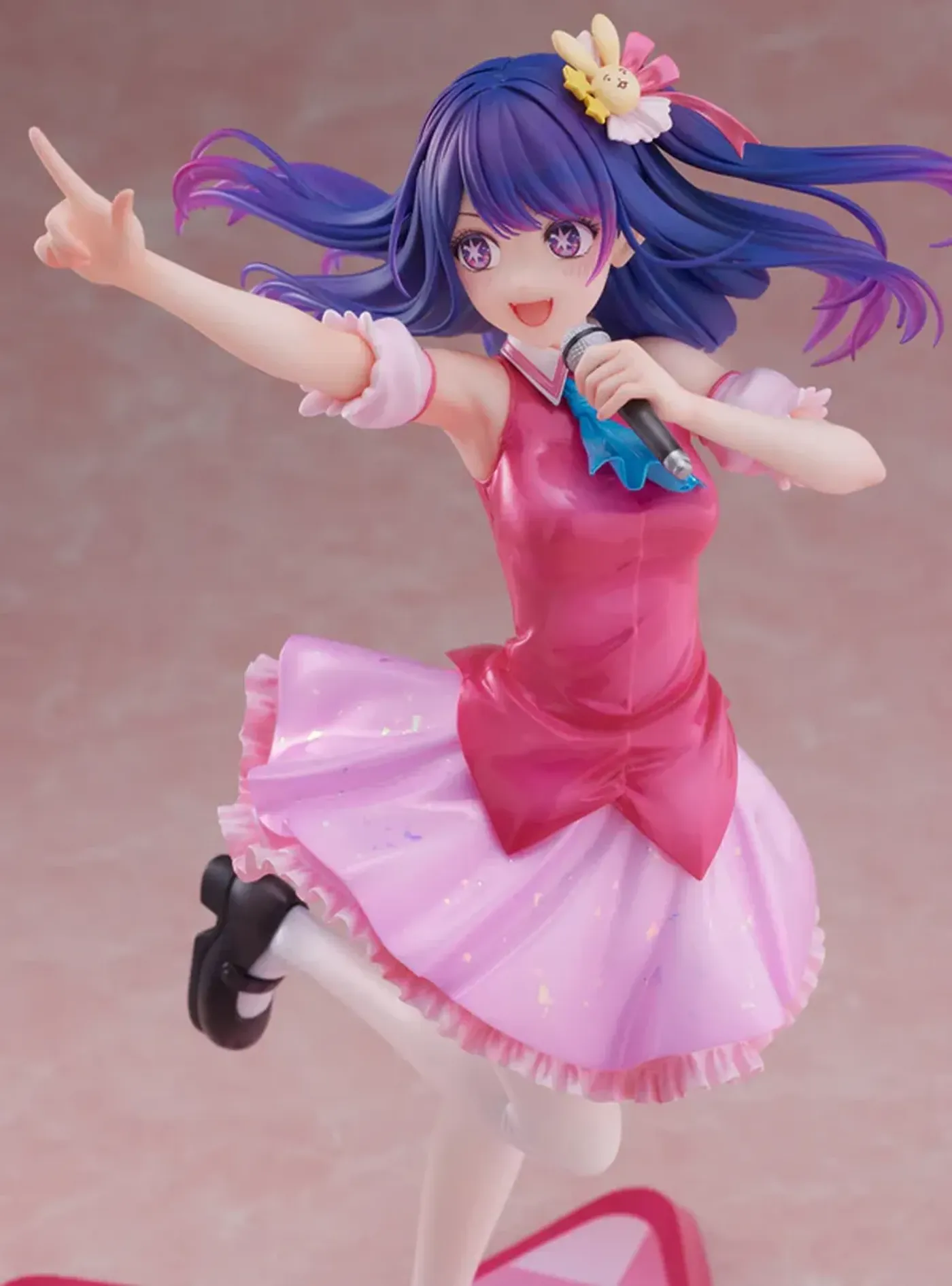 Ai Hoshino figure shown in her idol pose from a three-quarter angle
