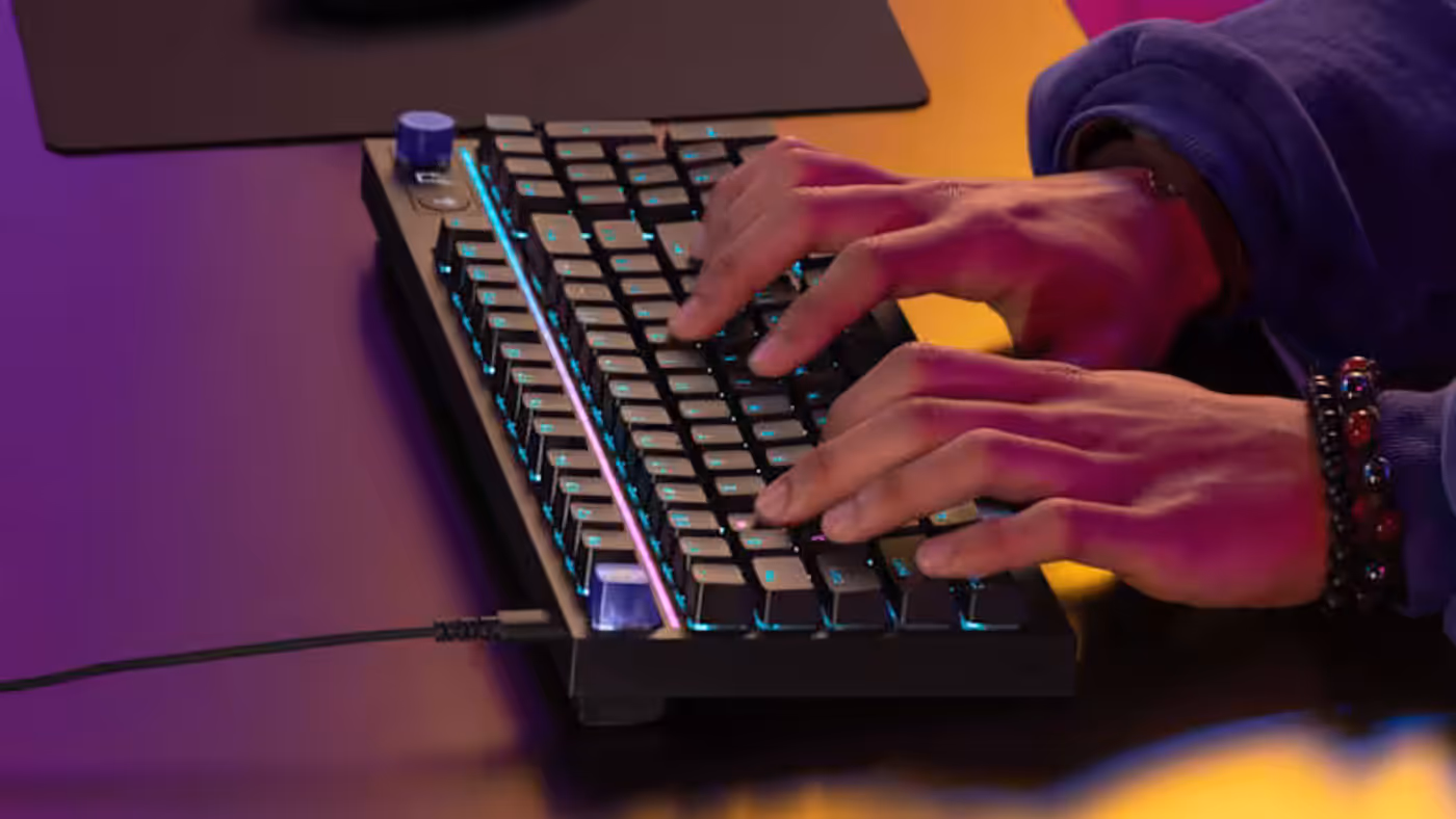 Keyboard showing gasket-mounted build for a thocky typing sound