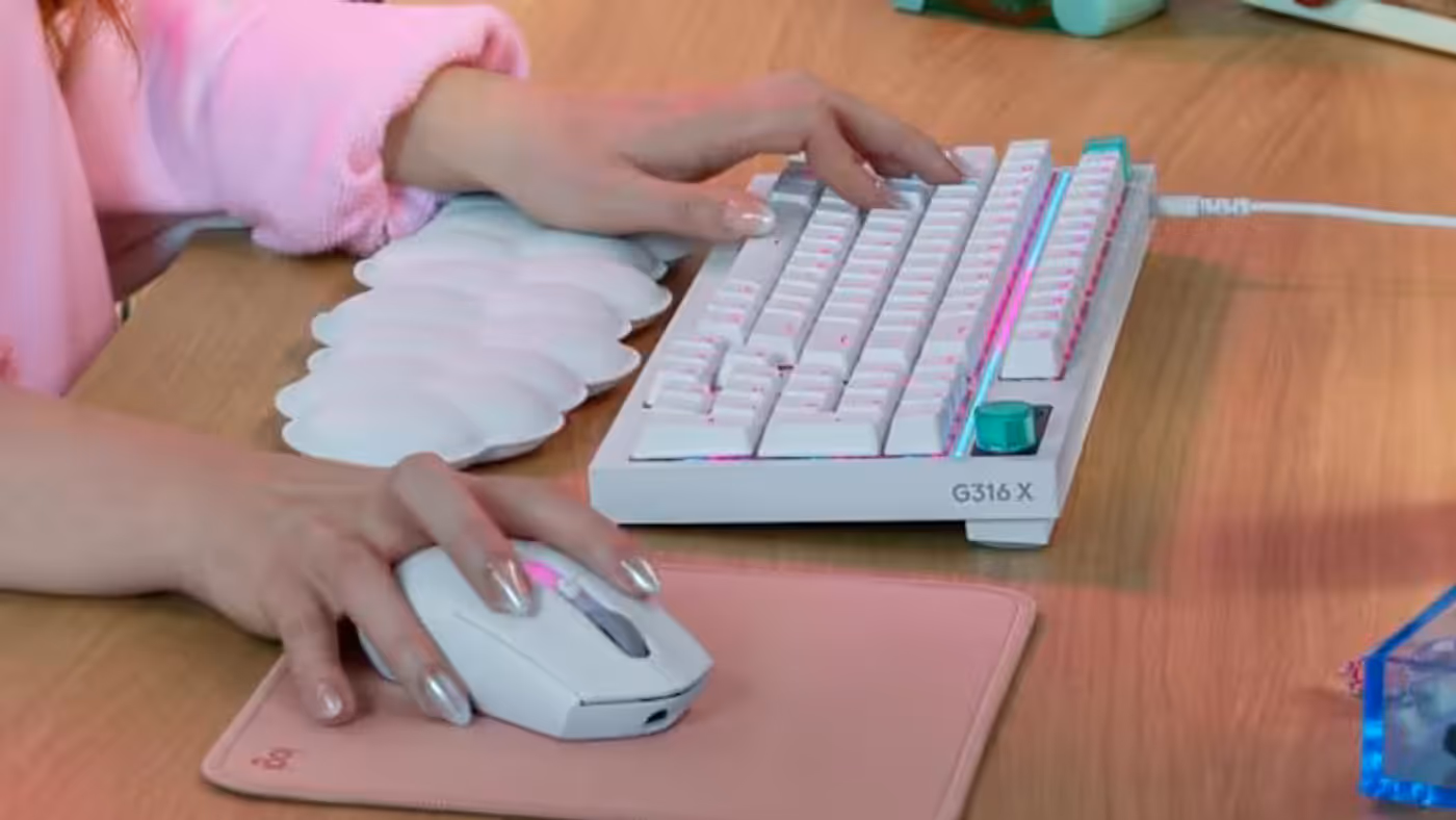 Keyboard lifestyle image highlighting 8 kHz report rate performance