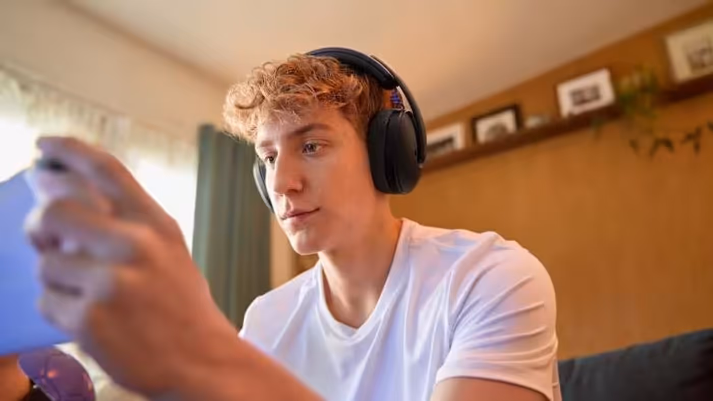 Headset featuring long-lasting battery life for extended all-day gaming sessions