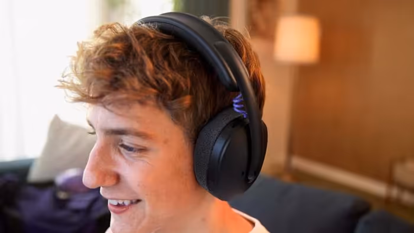 Lightweight gaming headset with breathable memory foam earcups