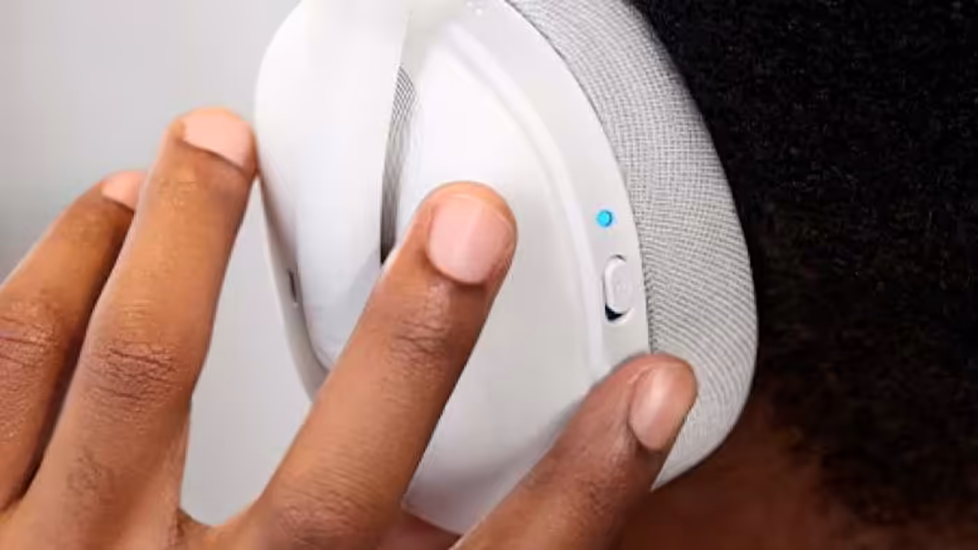 Gaming headset showcasing Bluetooth pairing with handheld and mobile devices