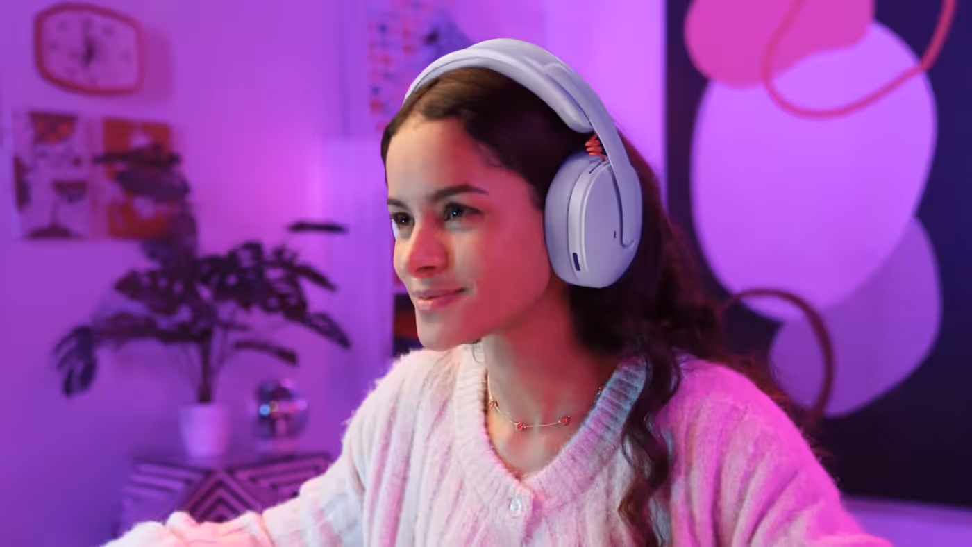 G325 gaming headset with lightweight design and beamforming microphone