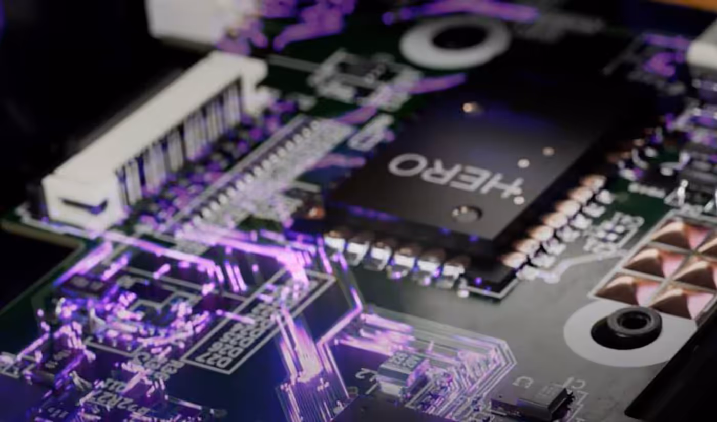 Low-latency LIGHTSPEED wireless connectivity providing extended battery life for gaming