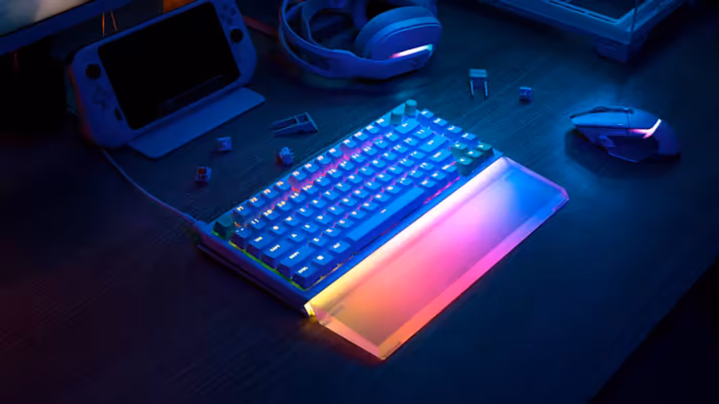 Keyboard lightbar with custom LIGHTSYNC RGB lighting effects