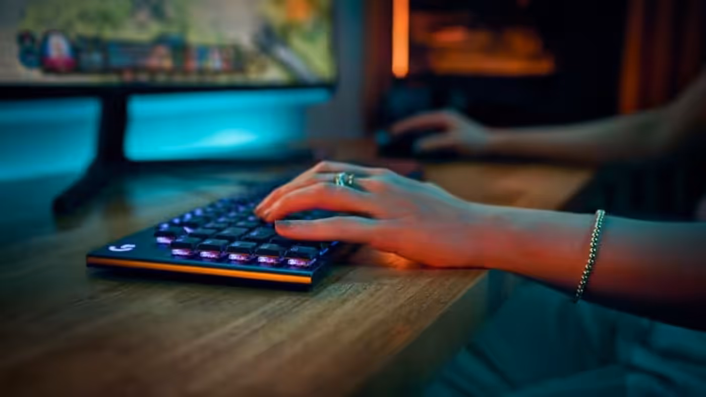 Side view highlighting the 23 mm ultra-thin profile of the G915 X