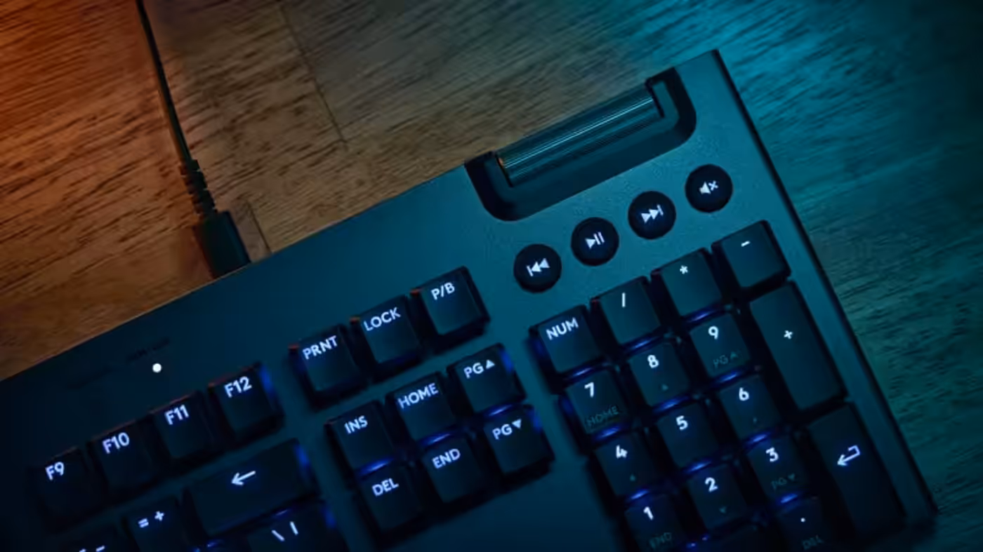 Keyboard detail featuring double-shot PBT keycaps and aluminum alloy top plate