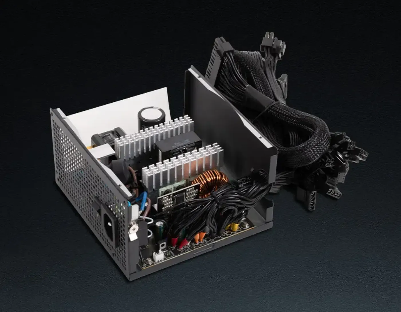 Internal components of the HELIOS M2-750B featuring high-quality capacitors