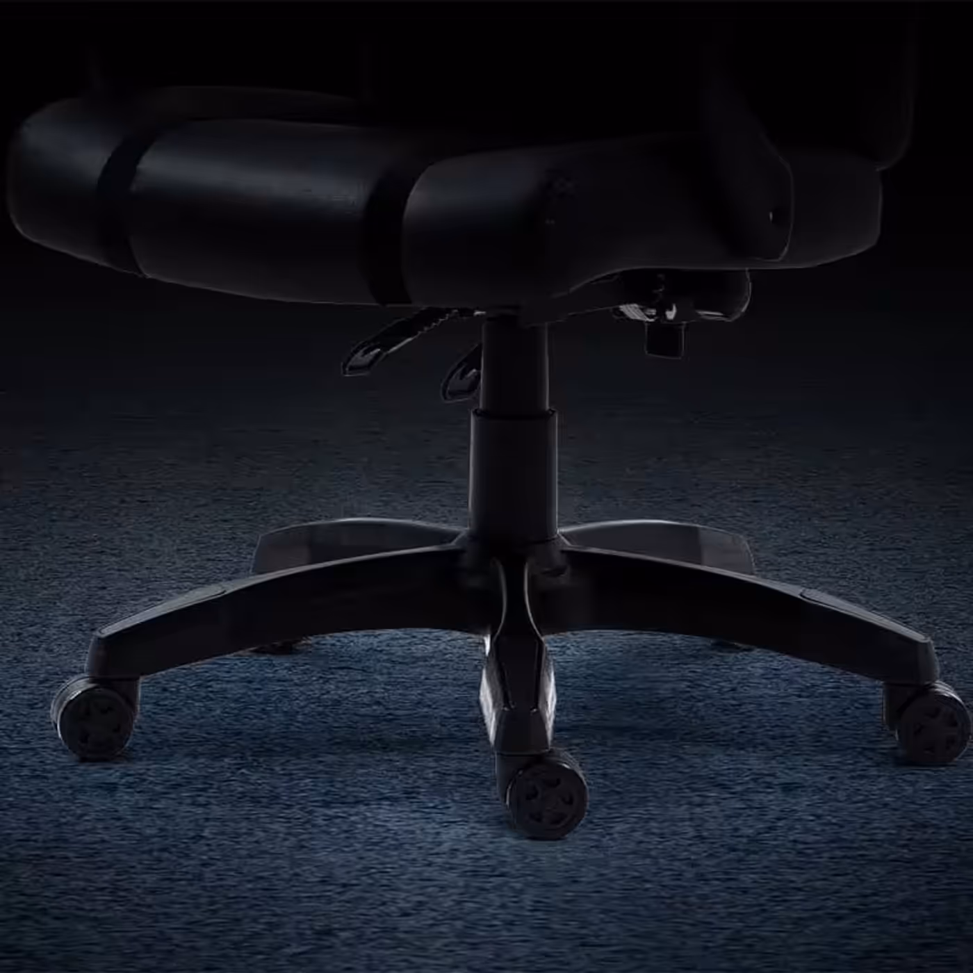 Heavy duty nylon base and racing-style wheels of the Gamdias ZELUS E5 chair