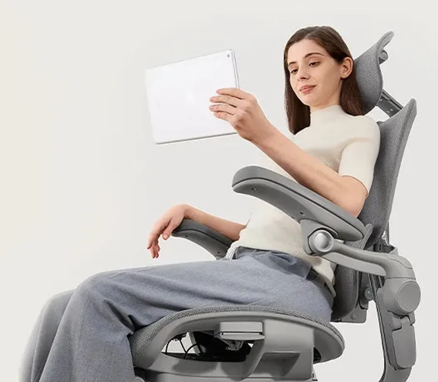 Video demonstrating the 19 adjustment points of the Hinomi H2 Pro ergonomic chair.