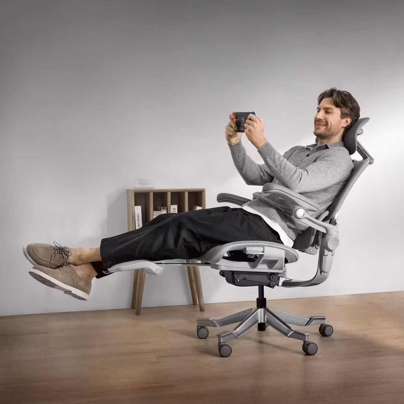 Hinomi H2 Pro ergonomic footrest providing full leg support for office comfort