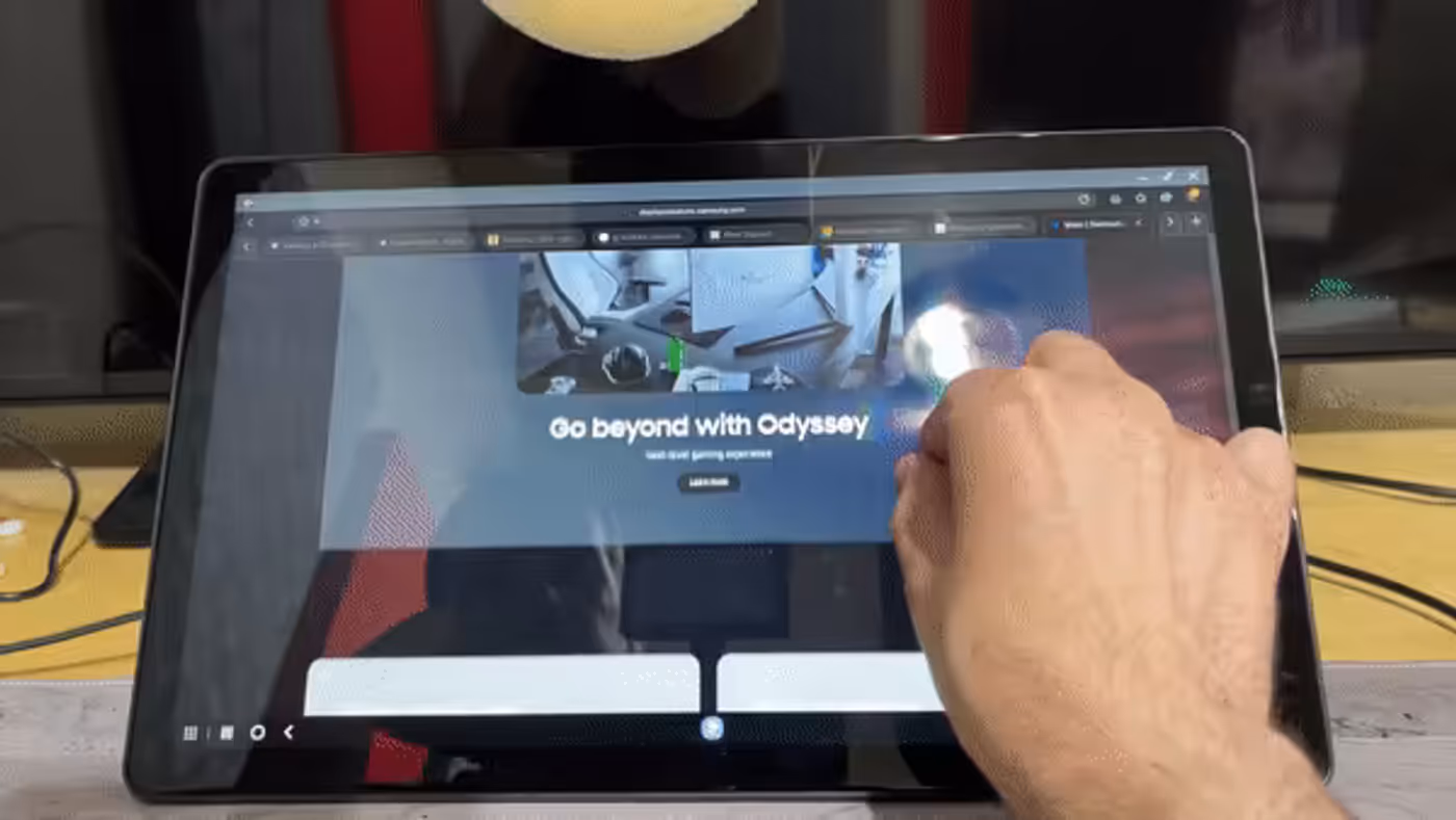 15.6-inch vertical portable touch screen monitor demonstrating touch responsiveness