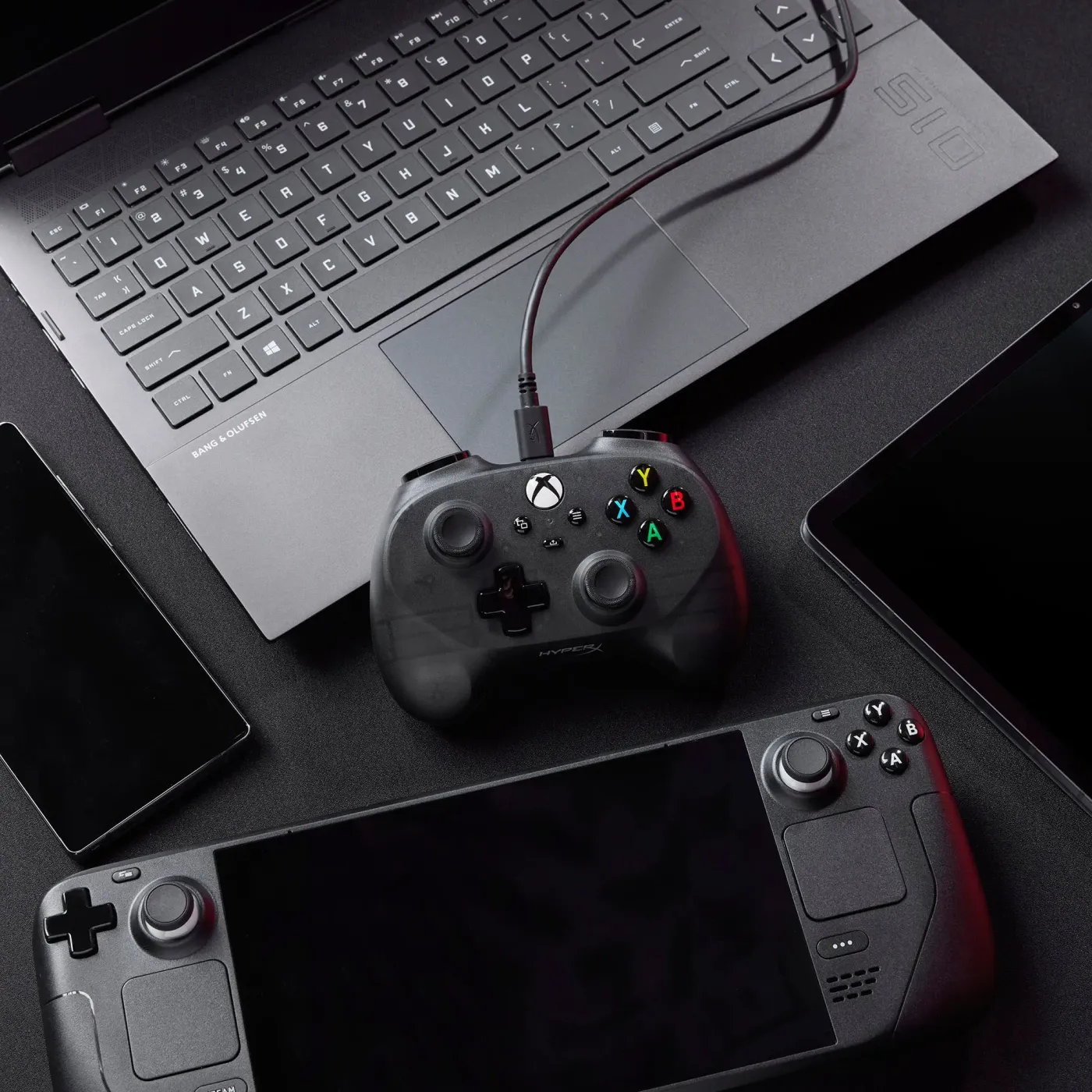 HyperX Clutch Tanto connected to Xbox and multiplatform devices via USB-C cable