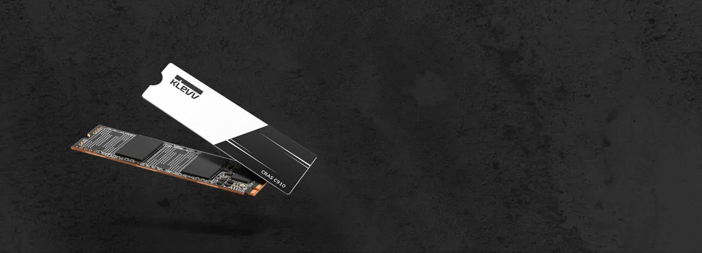 The optional adhesive heatsink supplied with the KLEVV CRAS C910 shown separately