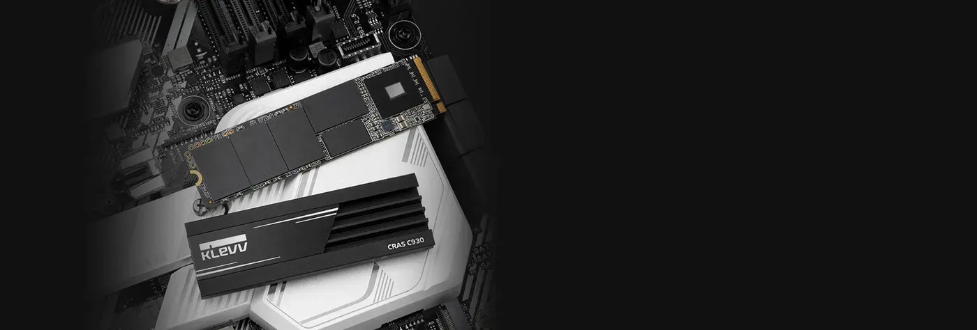 KLEVV CRAS C930 shown with the optional heatsink separated from the drive