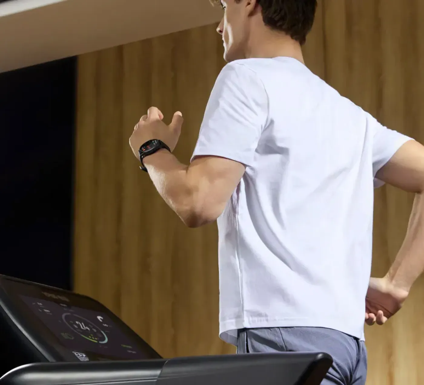 Continuous heart rate monitoring display on the Magic R10