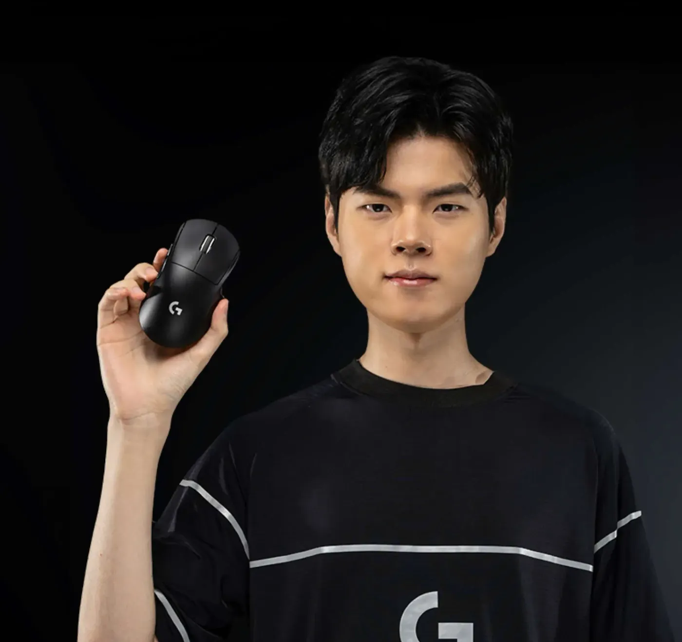 League of Legends pro Deft demonstrating the optimized grip of the DEX gaming mouse