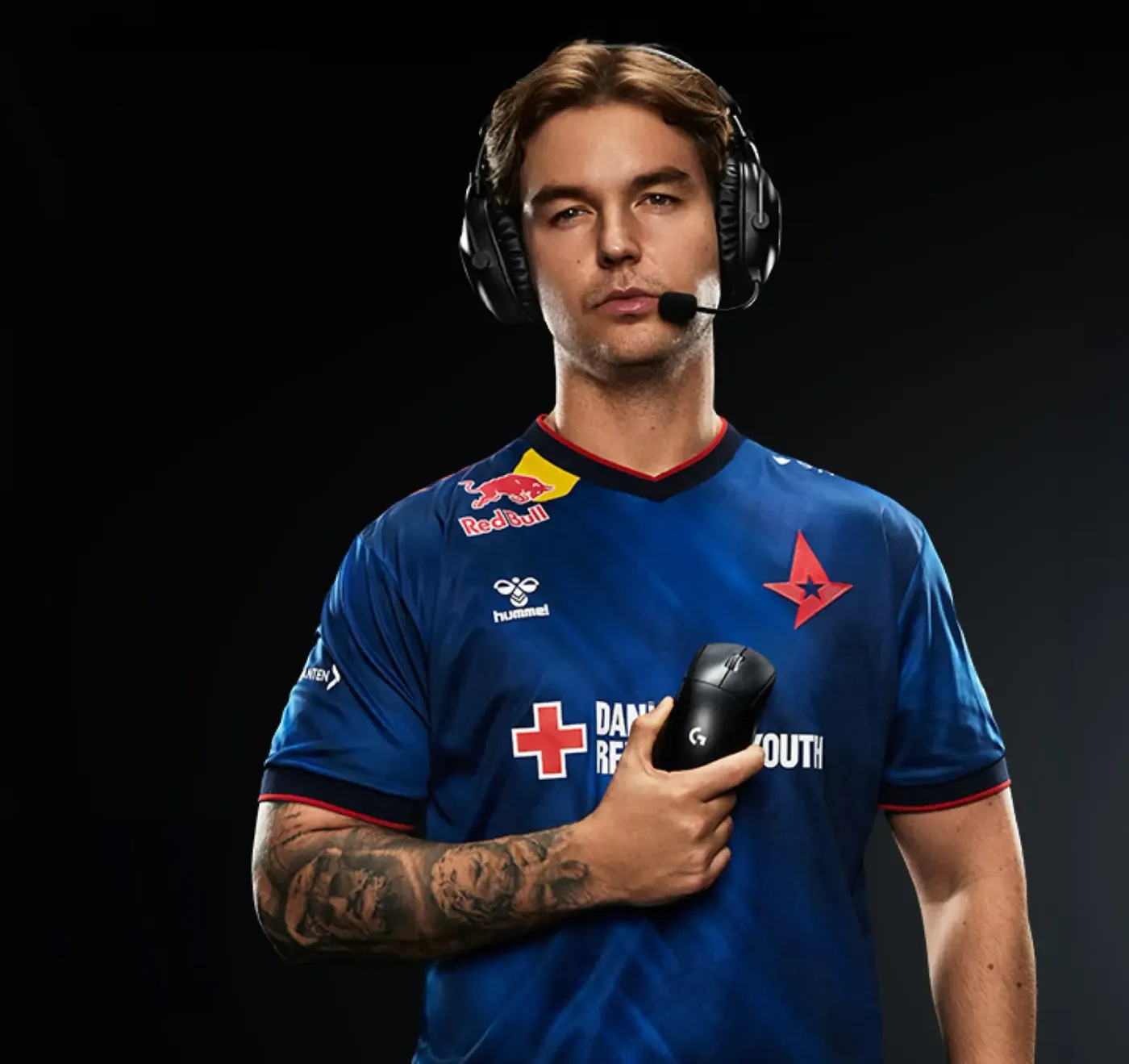 Professional gamer dev1ce highlighting the ergonomic right-handed fit of the PRO X SUPERLIGHT 2 DEX